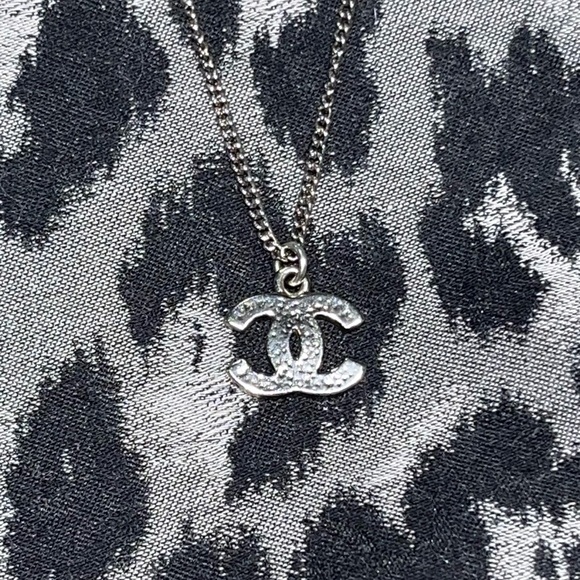 Chanel: Rhinestone CC Pendant Reversible Silver Necklace - Picture 6 of 12